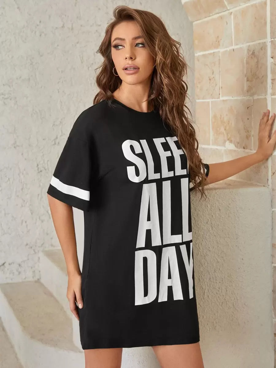 Noćna haljina pidžama sa slogan grafikom i spuštenim ramenima