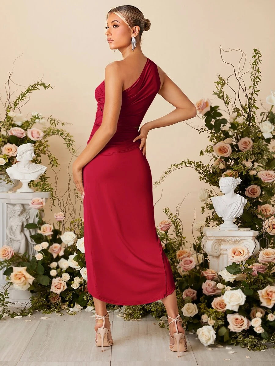 Elegantna haljina sa asimetričnim izrezom na vratu i preklopnim krojem