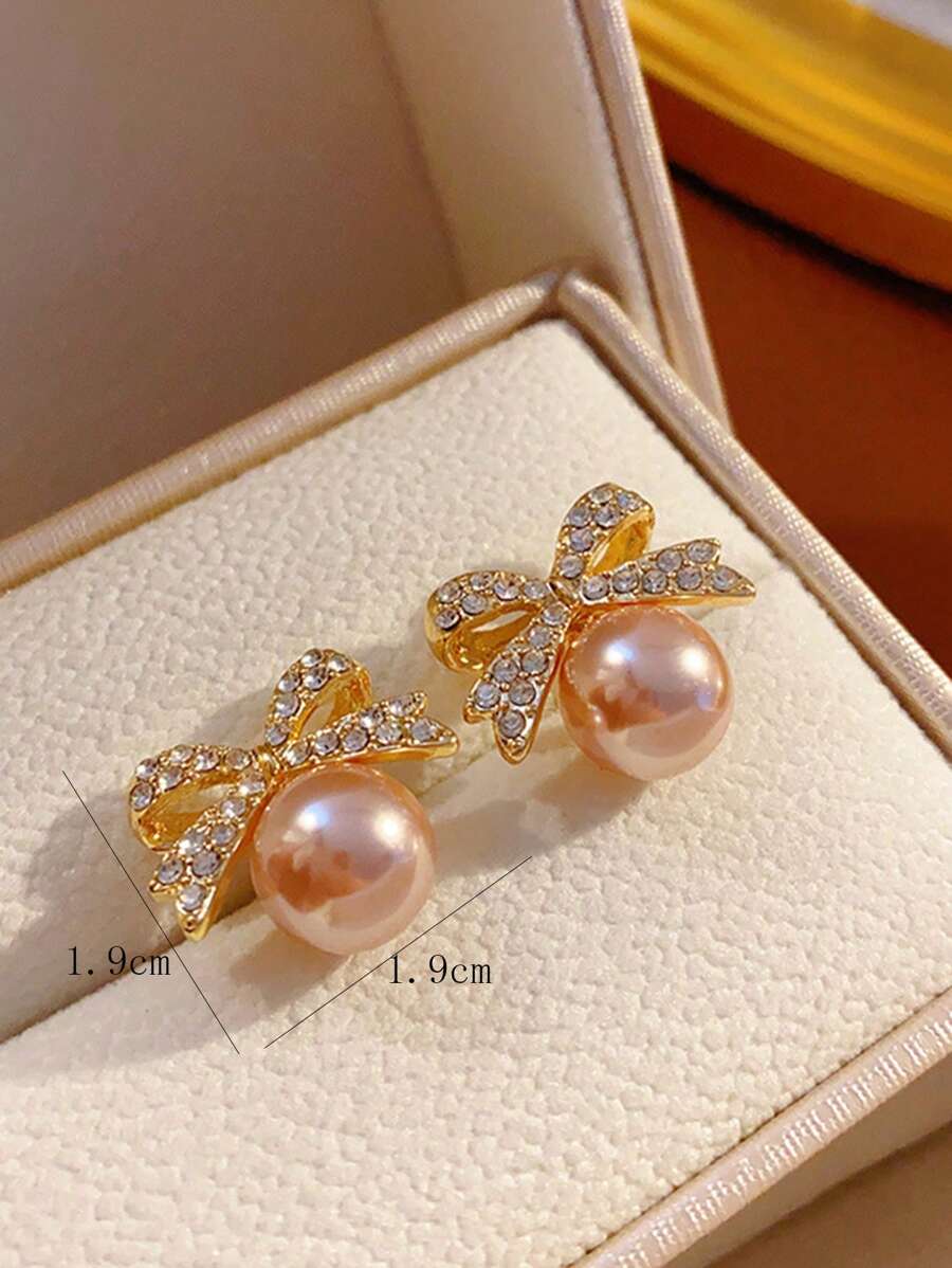 1 par elegantnih minđuša sa mašnom