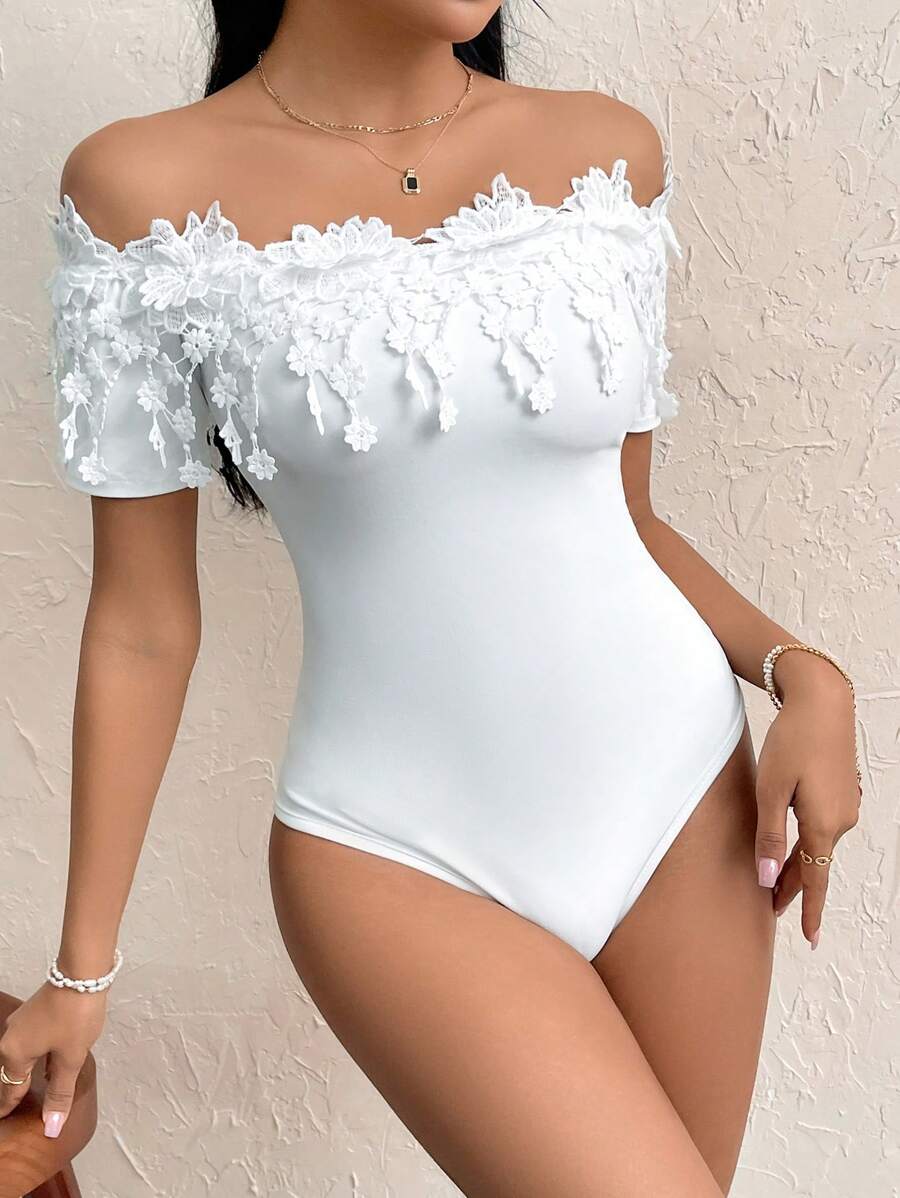 Ženski elegantni body sa čipkastom obodom i otvorenim ramenima