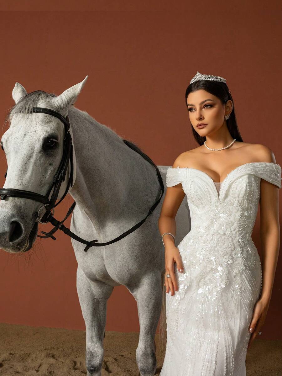 Romantična haljina sa otvorenim ramenima i šljokicama, elegantan dizajn