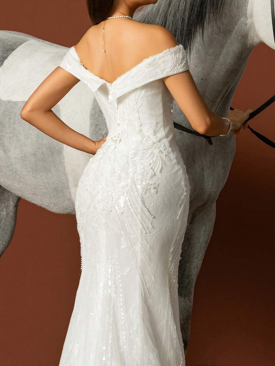 Romantična haljina sa otvorenim ramenima i šljokicama, elegantan dizajn