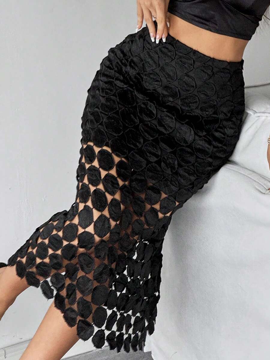 Ženska elegantna crna čipkana suknja srednje dužine sa visokim strukom
