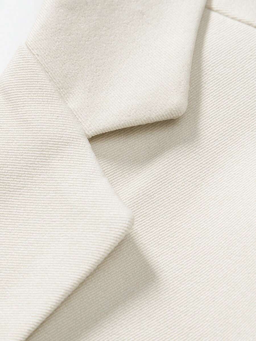 Muško formalno odelo od blejzera  i elegantnih pantalona sa džepovima