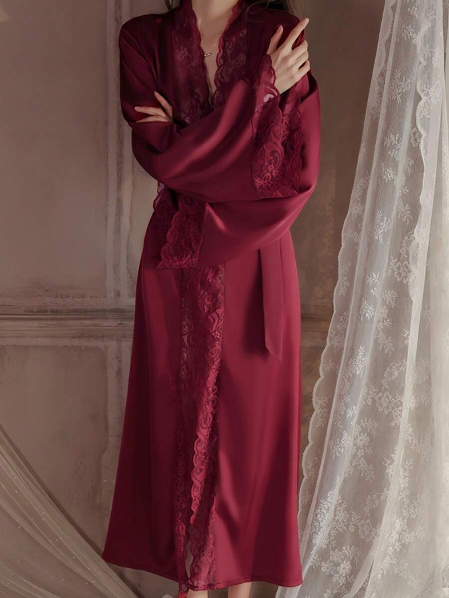 Elegantni satenski ogrtač  sa mekim čipkastim rubom