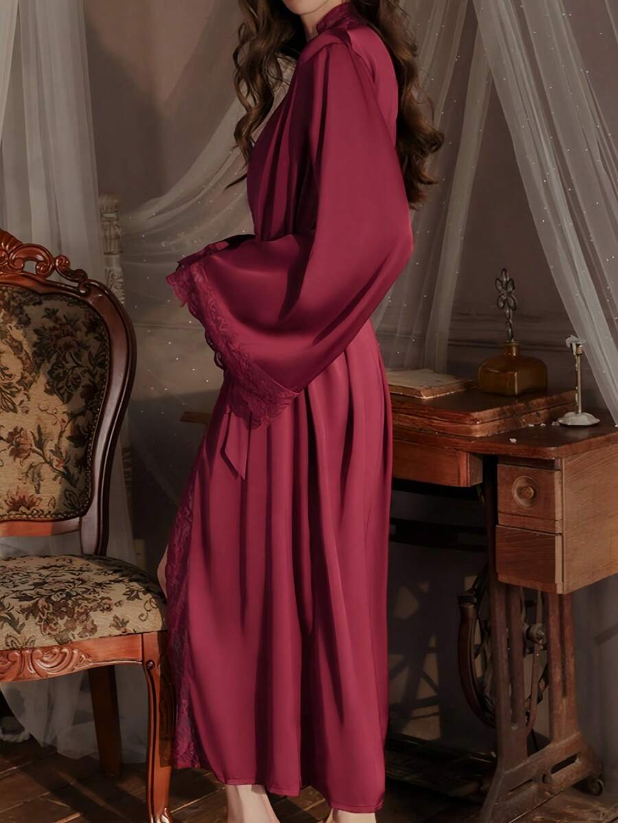 Elegantni satenski ogrtač  sa mekim čipkastim rubom