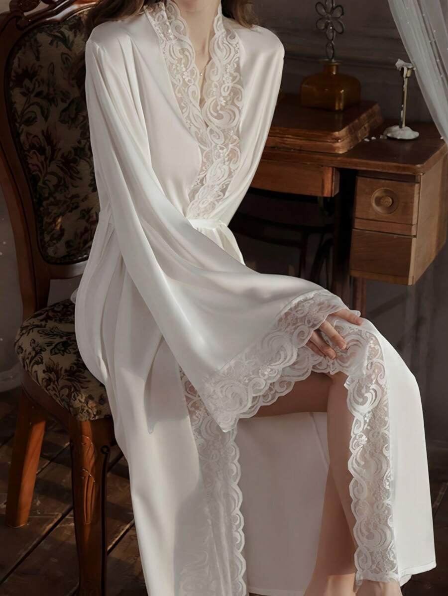 Elegantni satenski ogrtač  sa mekim čipkastim rubom