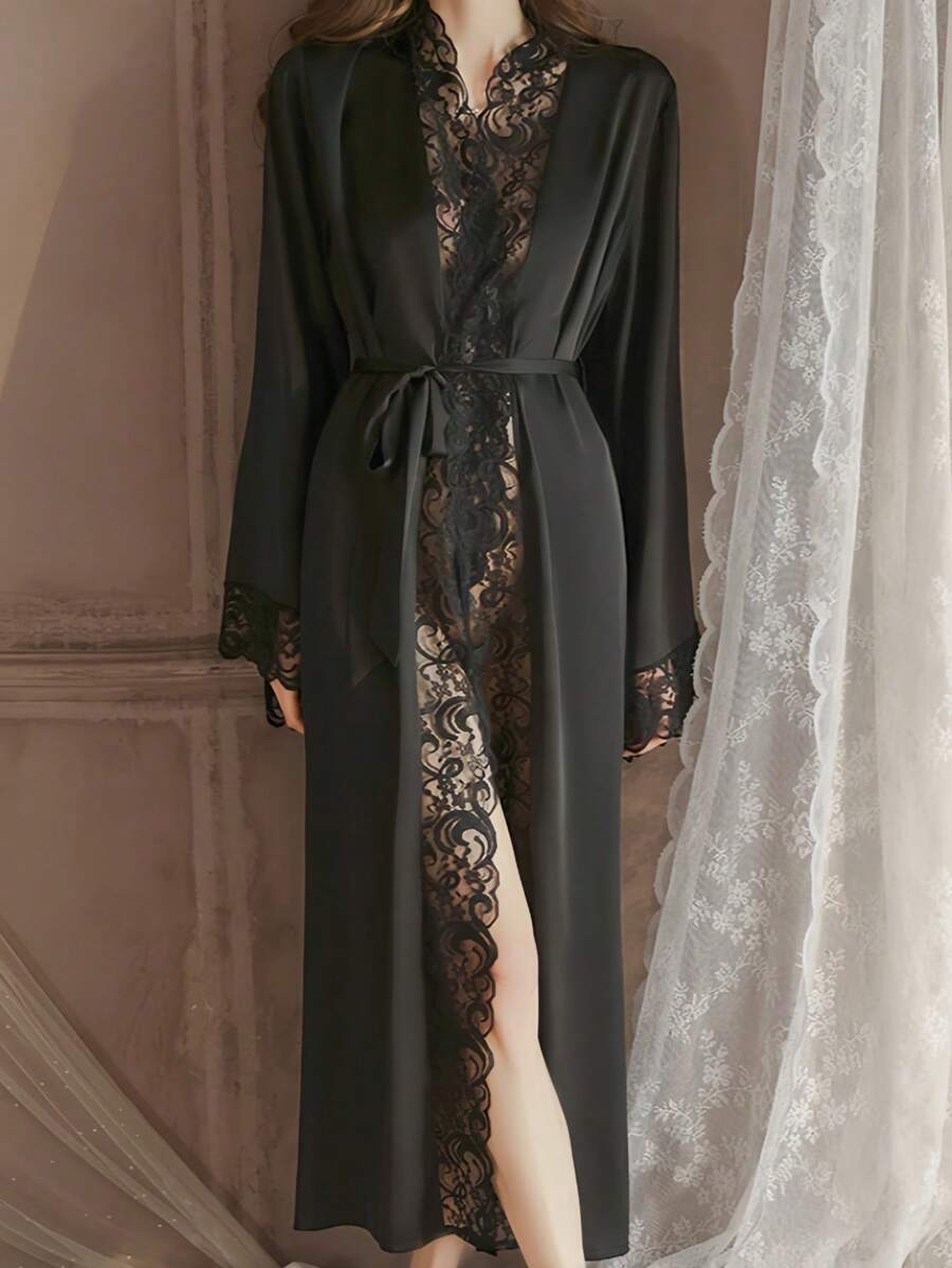 Elegantni satenski ogrtač  sa mekim čipkastim rubom