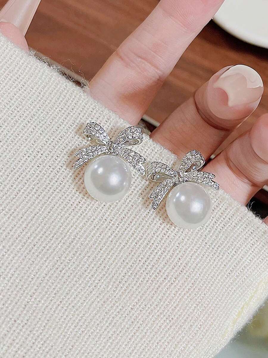 1 par elegantnih minđuša sa mašnom