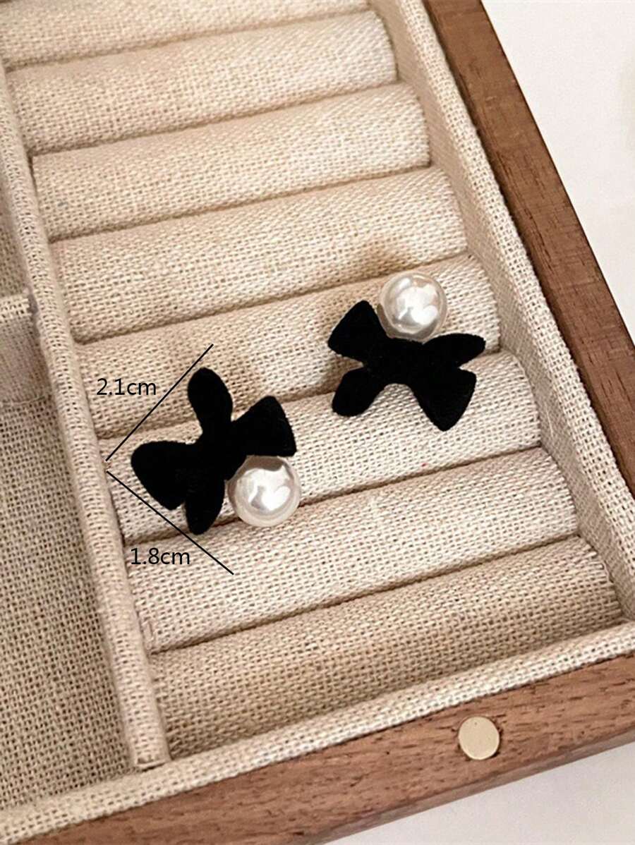 1 par elegantnih minđuša sa mašnom
