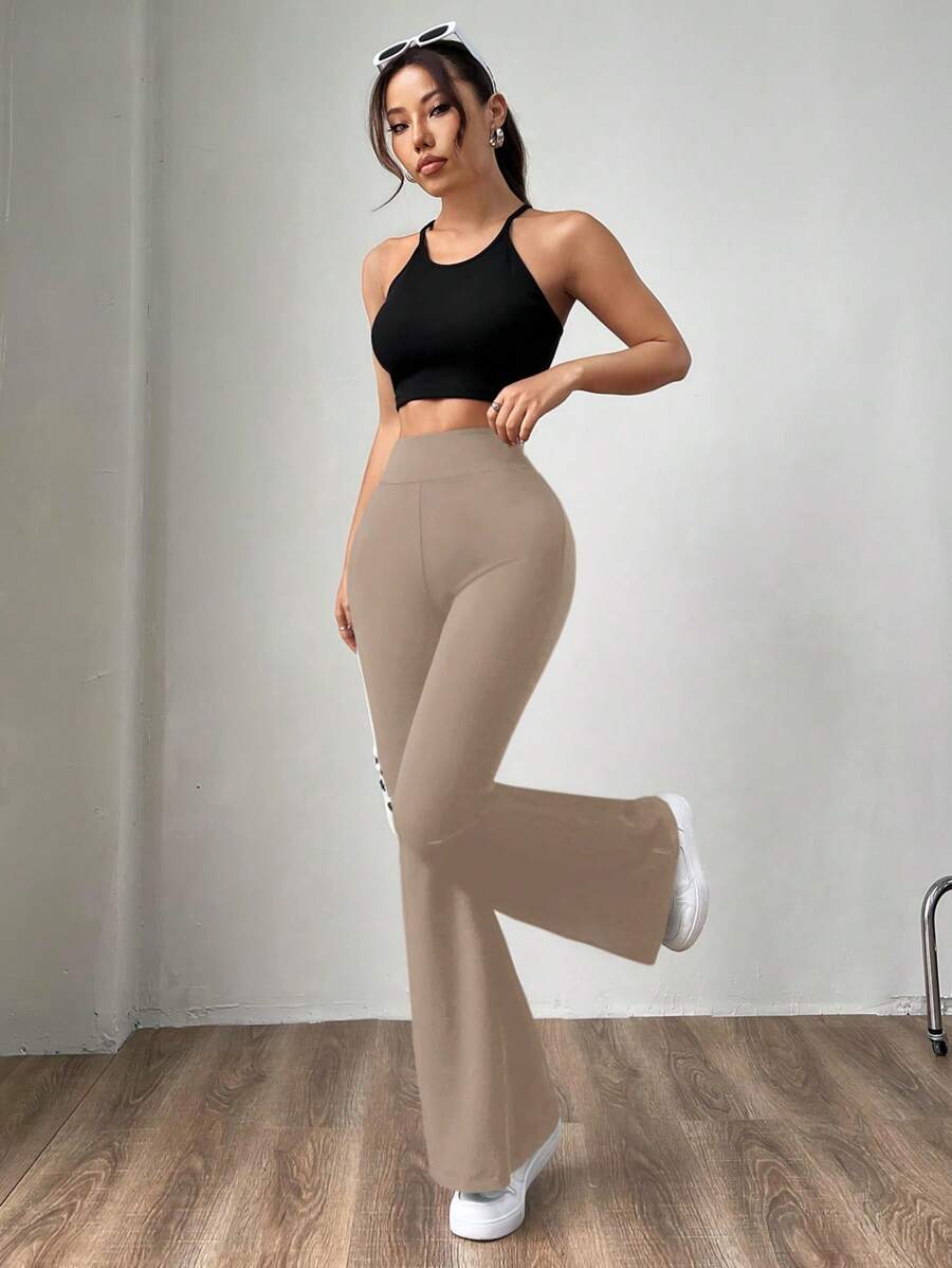 Ženske uske pantalone sa raširenim nogavicama