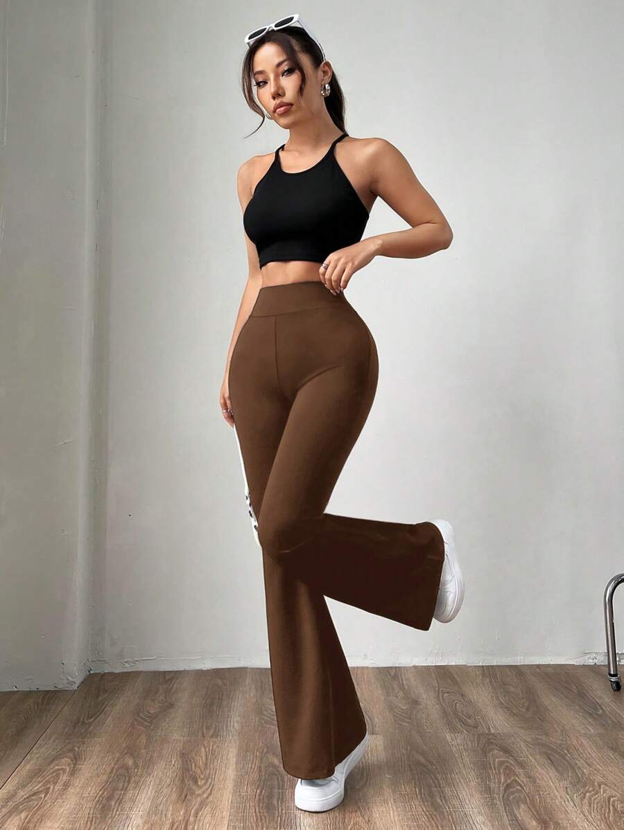 Ženske uske pantalone sa raširenim nogavicama