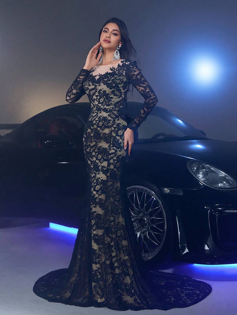 Elegantna bela haljina, potpuno čipkana sa cvetnim dezenom