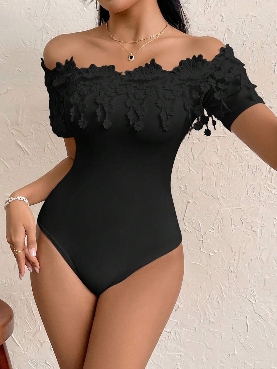 Ženski elegantni body sa čipkastom obodom i otvorenim ramenima