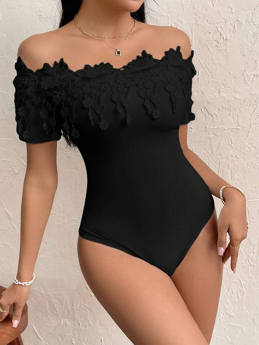 Ženski elegantni body sa čipkastom obodom i otvorenim ramenima