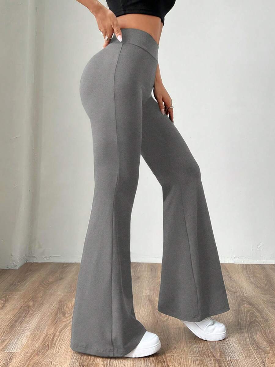 Ženske uske pantalone sa raširenim nogavicama