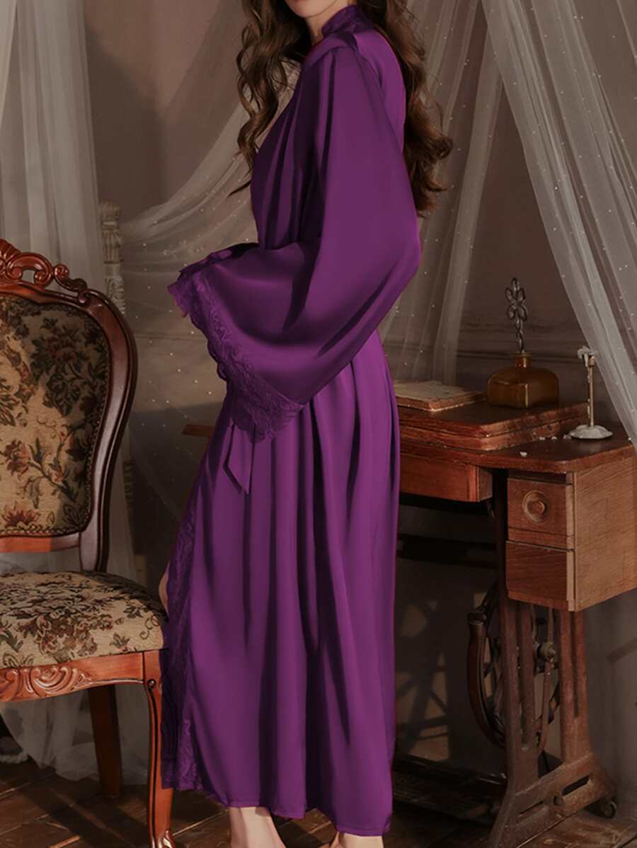 Elegantni satenski ogrtač  sa mekim čipkastim rubom