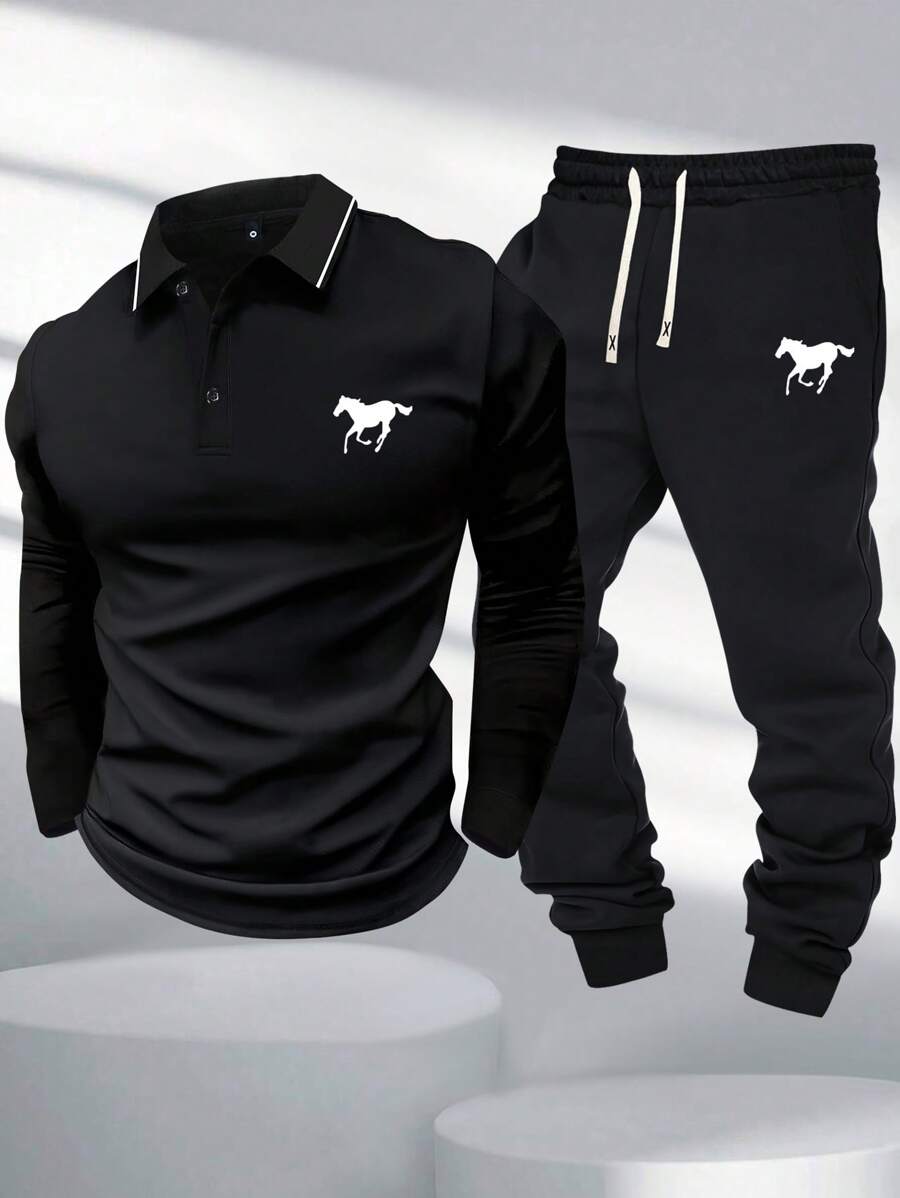 Muški set od 2 komada: polo majica dugih rukava sa printom konja, uparena sa crnim sportskim pantalonama