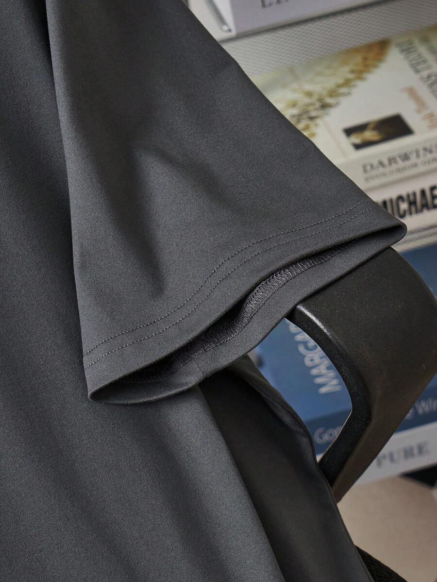 Muška ležerna slim fit majica kratkih rukava sa štampanim slovima i okruglim izrezom