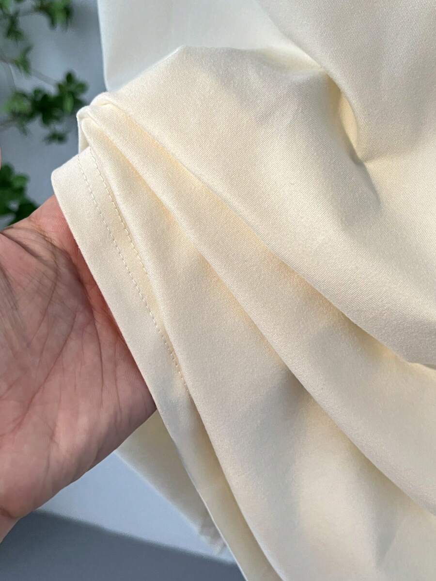 Bela i Srebrna Elegantna Letnja Bela Majica sa Kratkim Rukavima