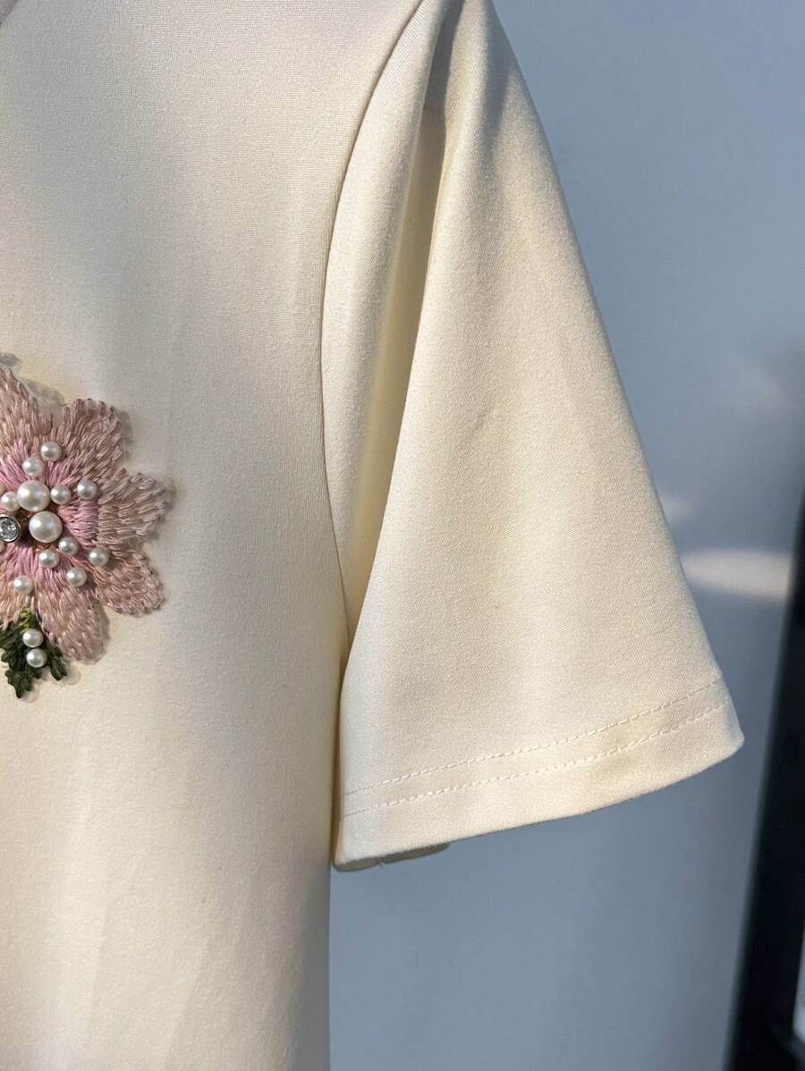 Bela i Srebrna Elegantna Letnja Bela Majica sa Kratkim Rukavima