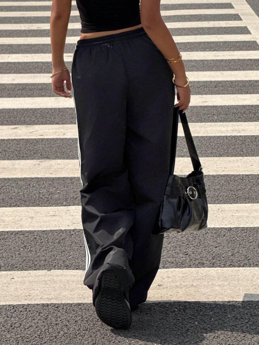 Pantalone širokih nogavica sa roze printom mašne