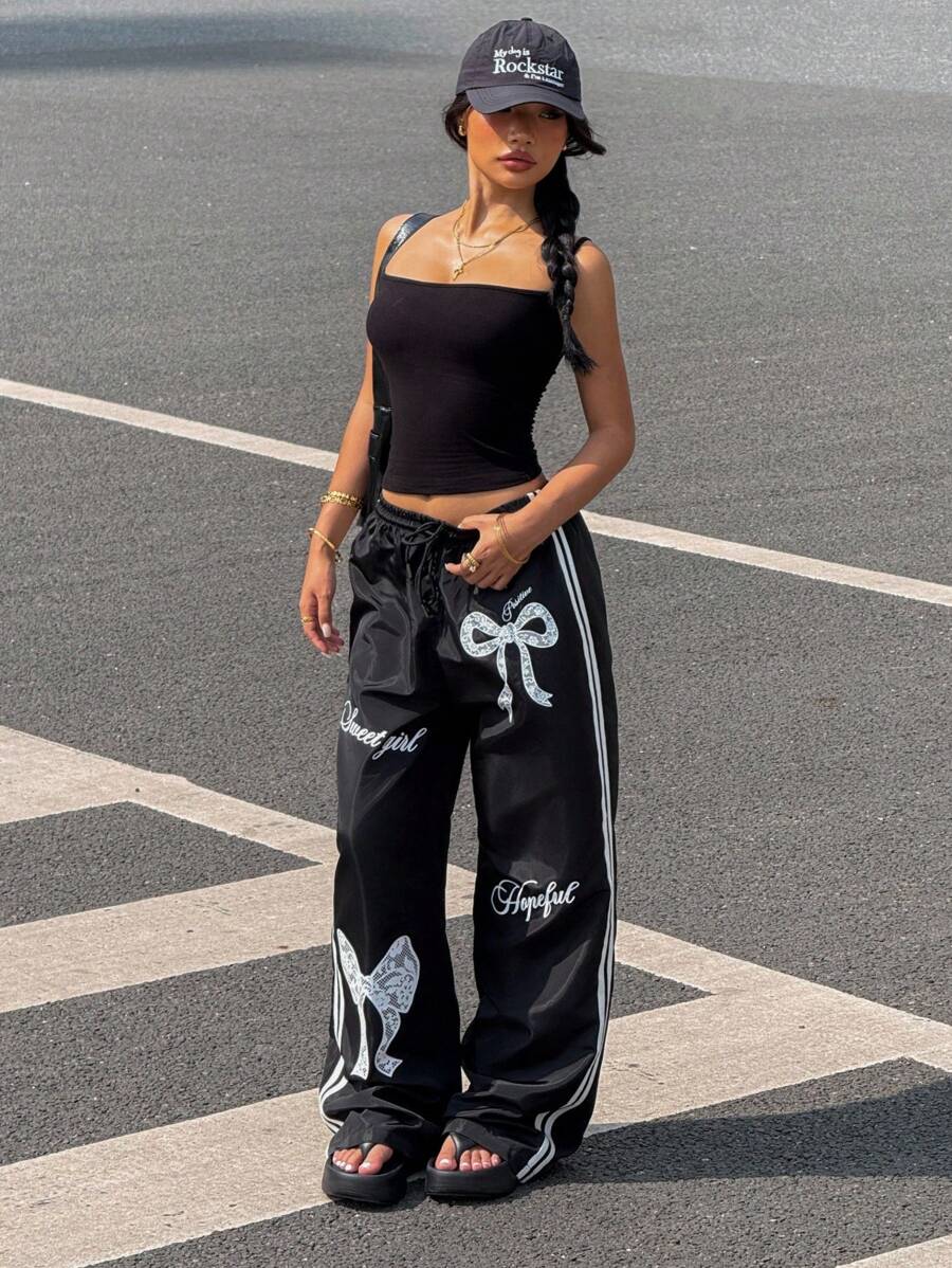 Pantalone širokih nogavica sa roze printom mašne