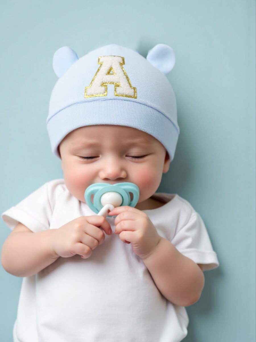 1 kom.  kapica za novorođenče sa slovima A-Z, mekana pletena