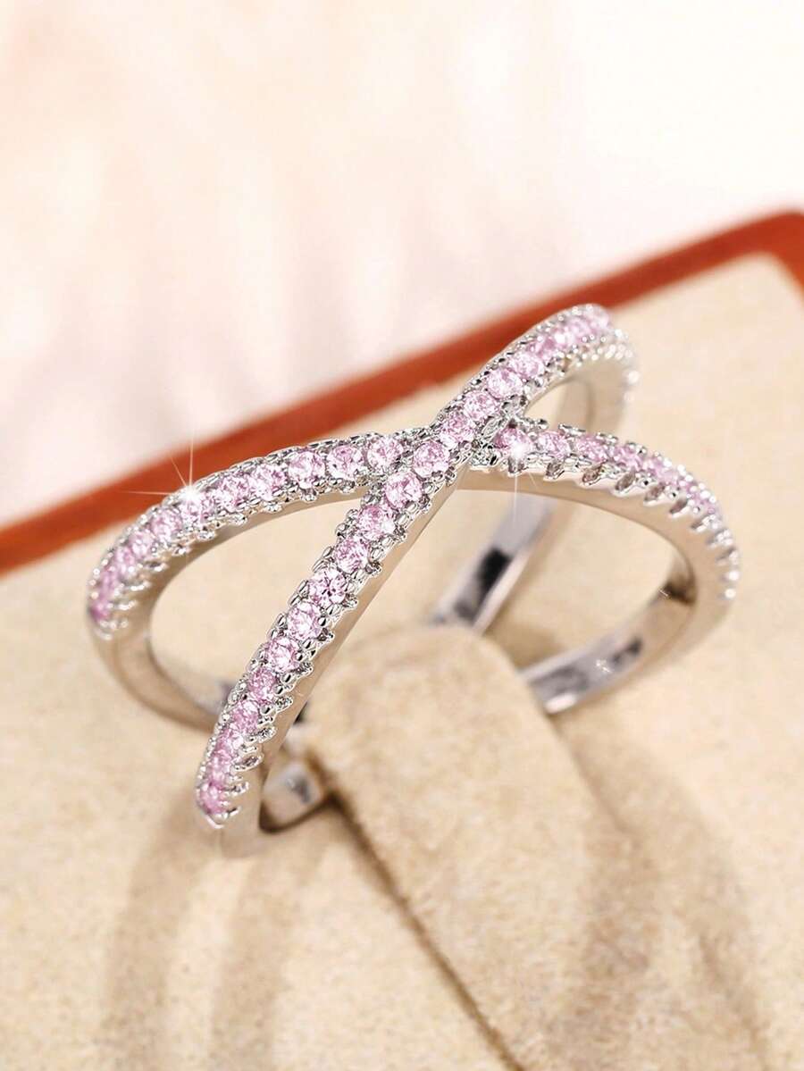 Elegantan prsten sa plavim cirkonom
