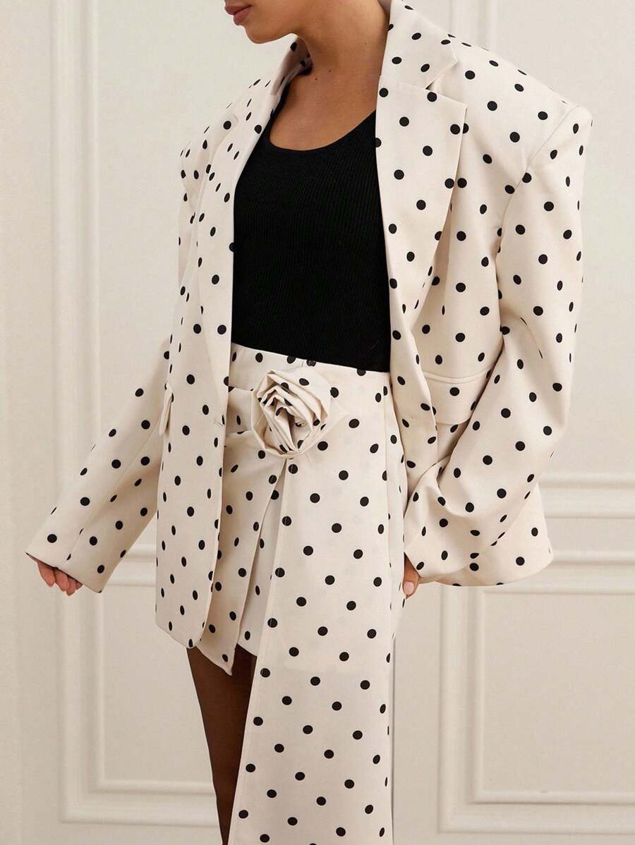 Crno-beli elegantan ženski set - široki ležerni blejzer i suknja sa asimetričnim porubom