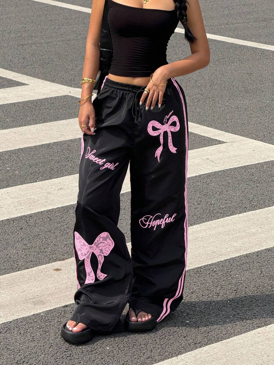 Pantalone širokih nogavica sa roze printom mašne