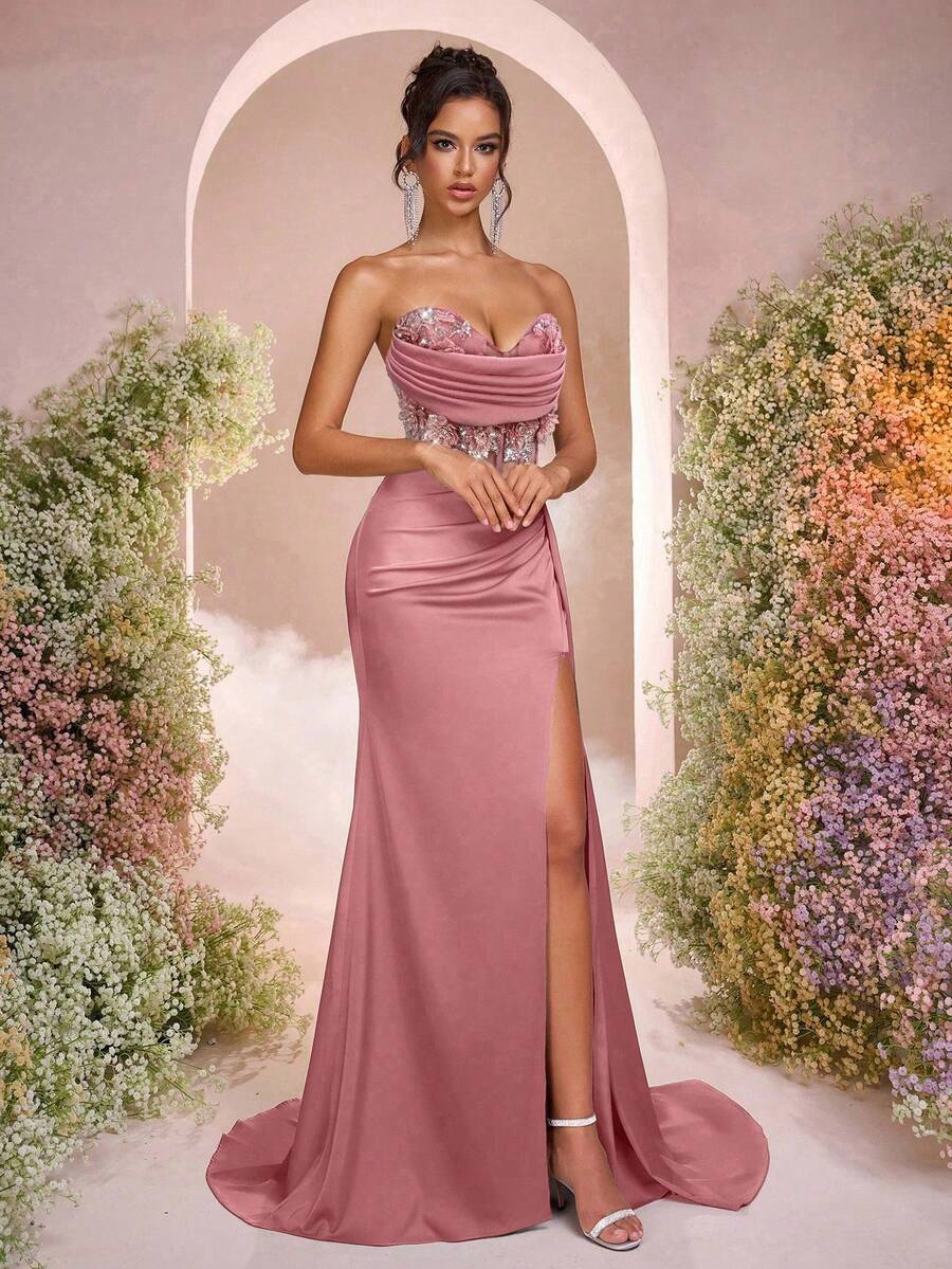 Elegantna zelena satenska večernja haljina bez bretela sa dubokim dekolteom