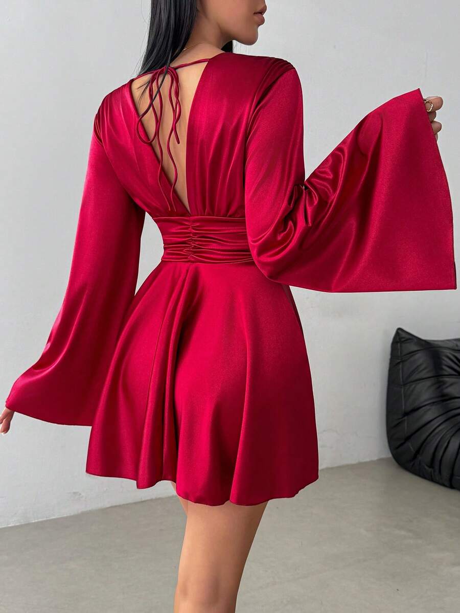 Elegantna Mini Haljina – Ruffles Twist Halter sa V-Izrezom