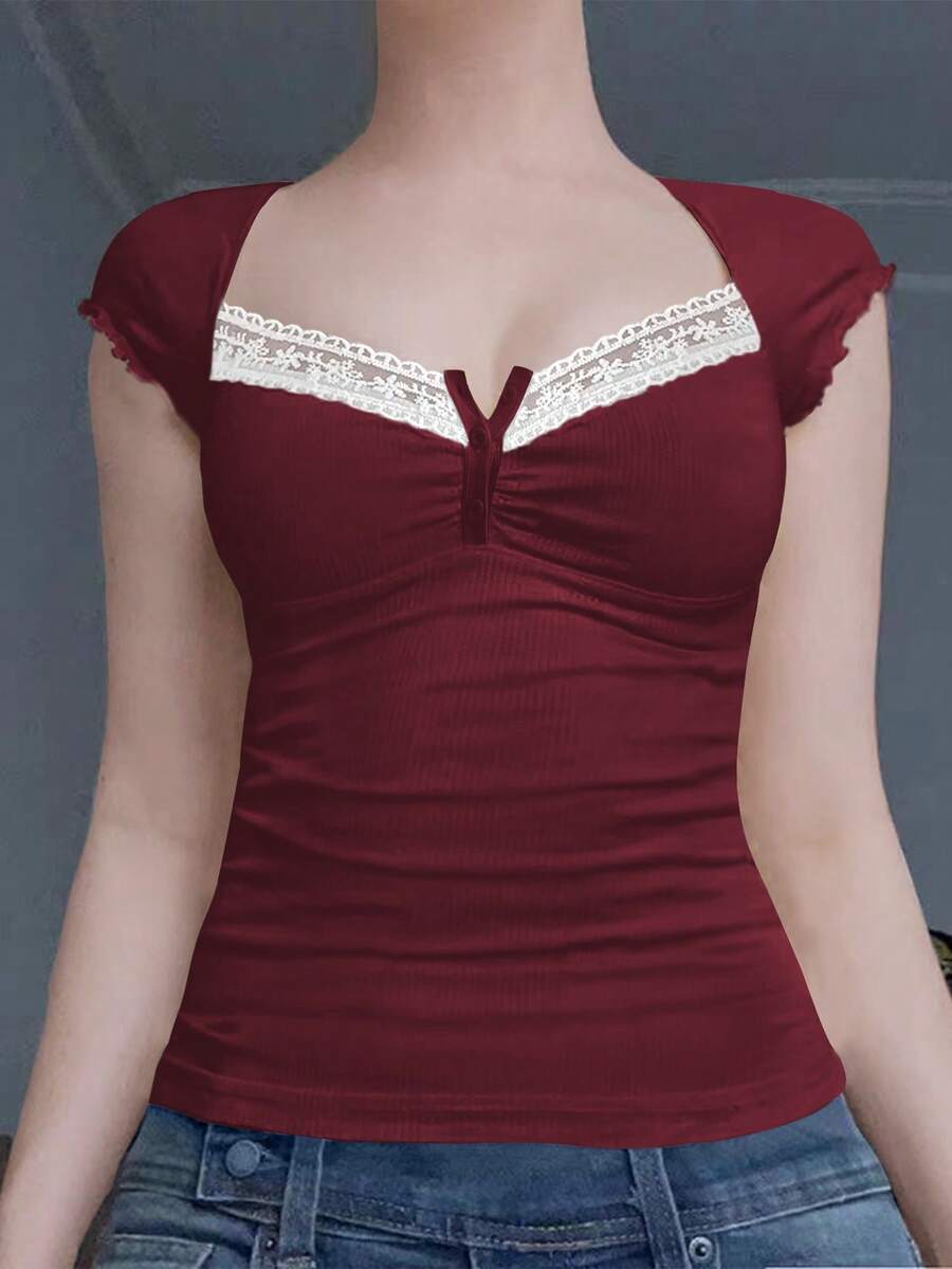 Ženska letnja majica sa čipkastim umetkom i kvadratnim izrezom – slim fit