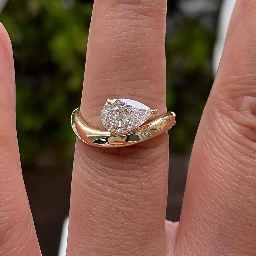 Elegantan ženski prsten u vintage stilu sa talasastim prepletanim dizajnom