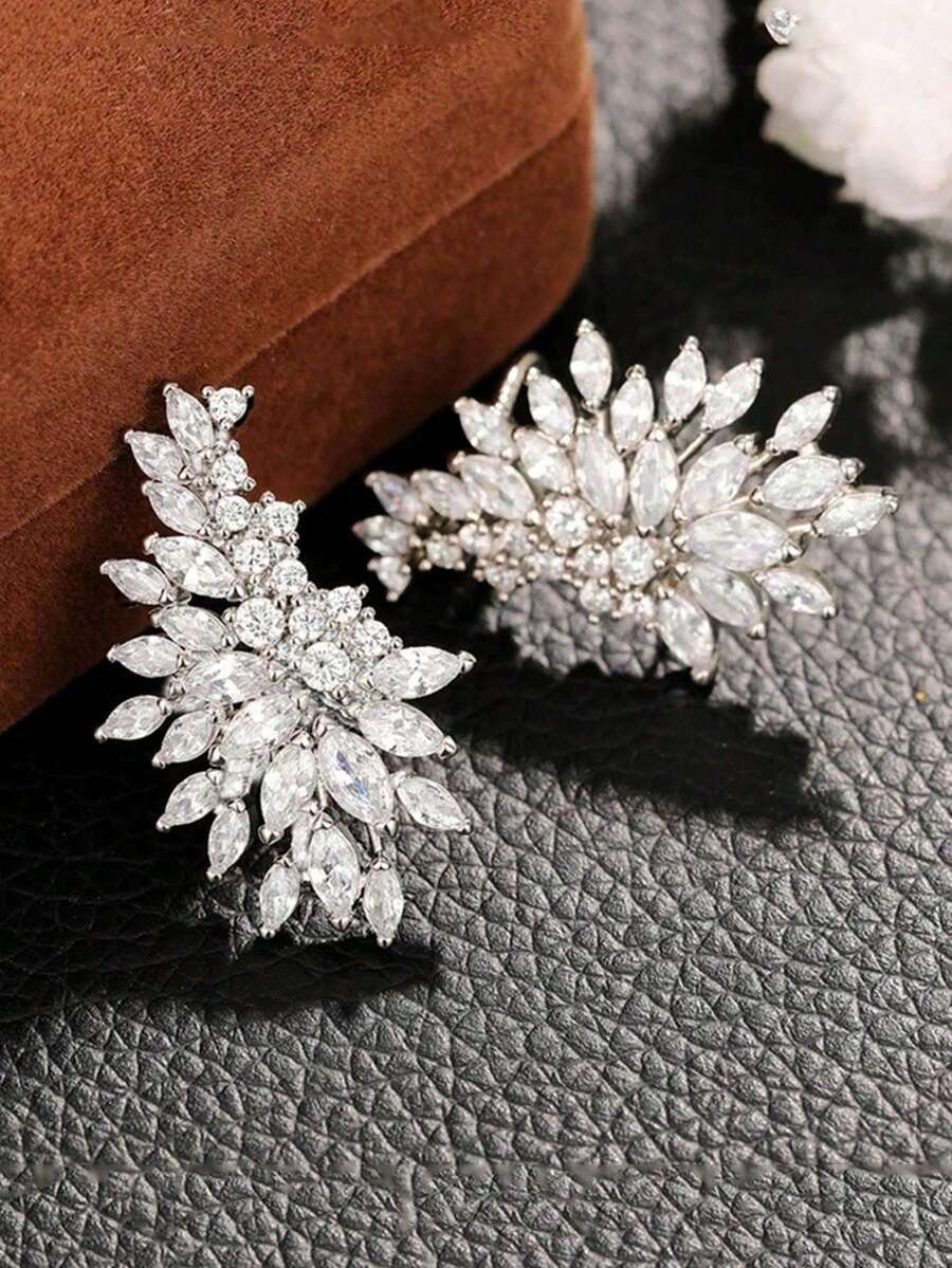 1 par luksuznih i elegantnih ženskih minđuša