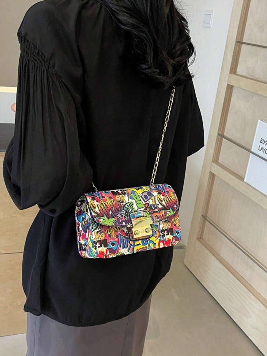 Moderna i slatka personalizovana torba na rame sa lancem i grafitima