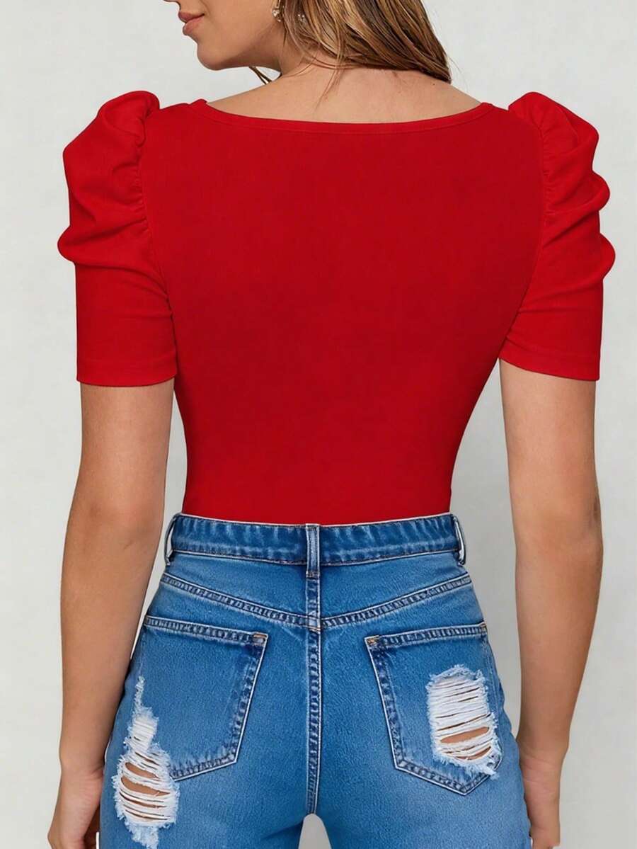 Fitted T-Shirt sa Niskim Izrezom i Metalnim Dugmetom na Rukavima