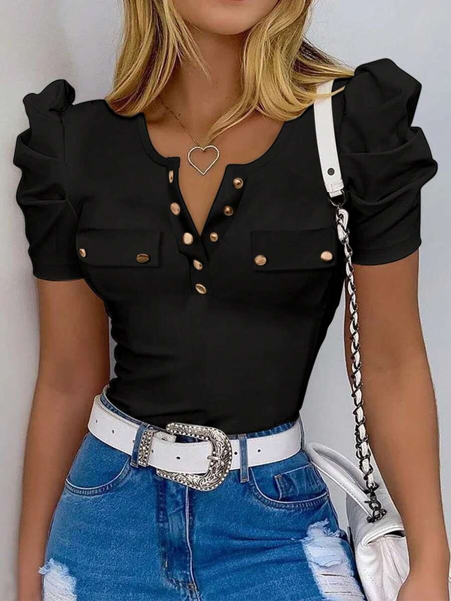 Fitted T-Shirt sa Niskim Izrezom i Metalnim Dugmetom na Rukavima