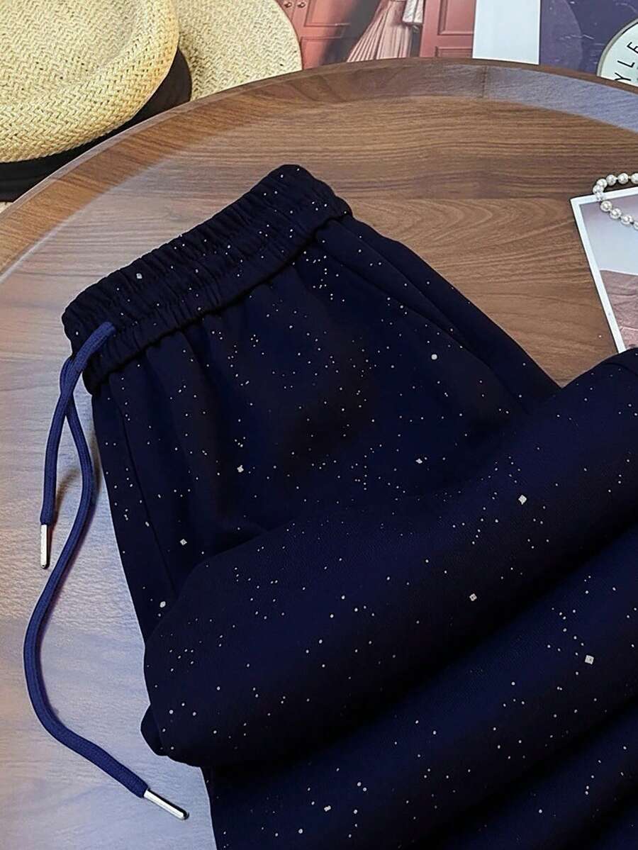 Ležerne široke pantalone ravnih nogavica sa elastičnim strukom, dezen zvezdanog neba