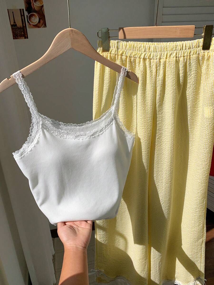 Ženski komplet  Majica sa Čipkastim Rubom i Prugaste Pantalone
