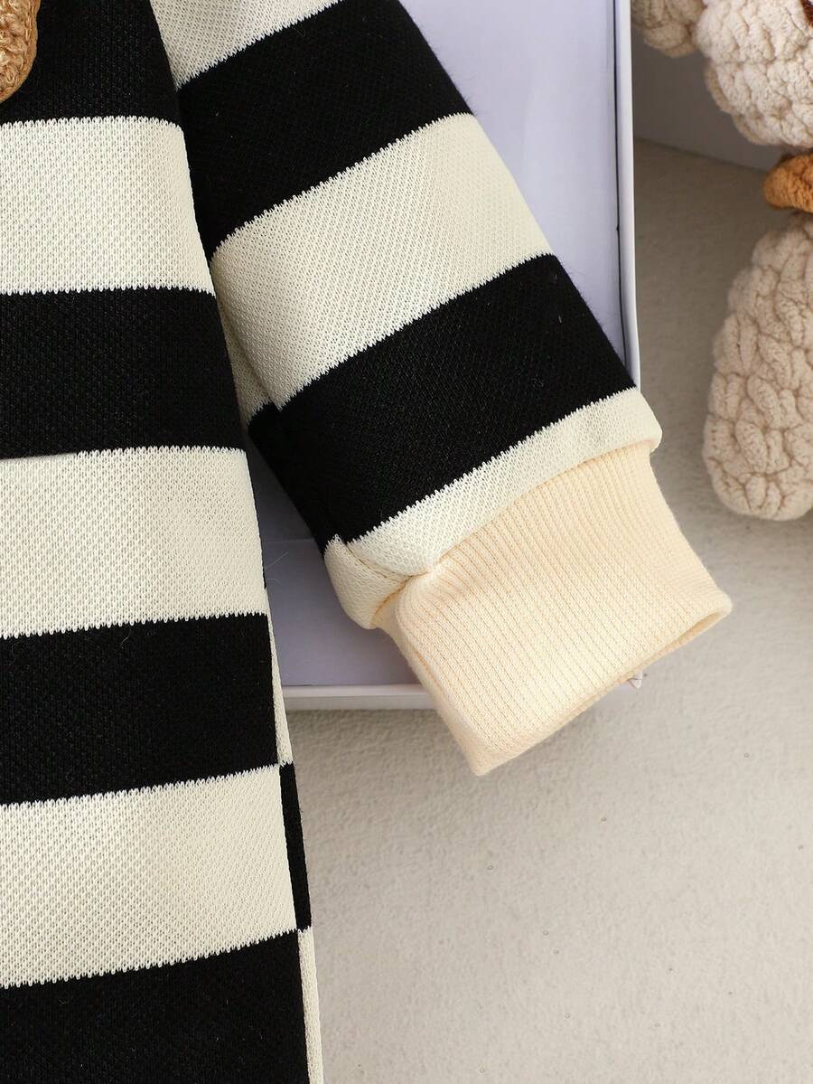 Pleteni romper za dečaka, slatki crno-belo prugasti sa medvedom aplikacijom, dugih rukava