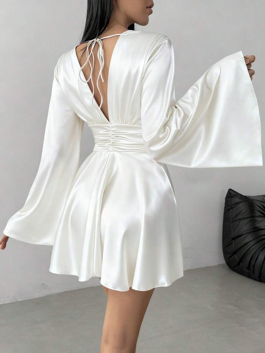 Elegantna Mini Haljina – Ruffles Twist Halter sa V-Izrezom