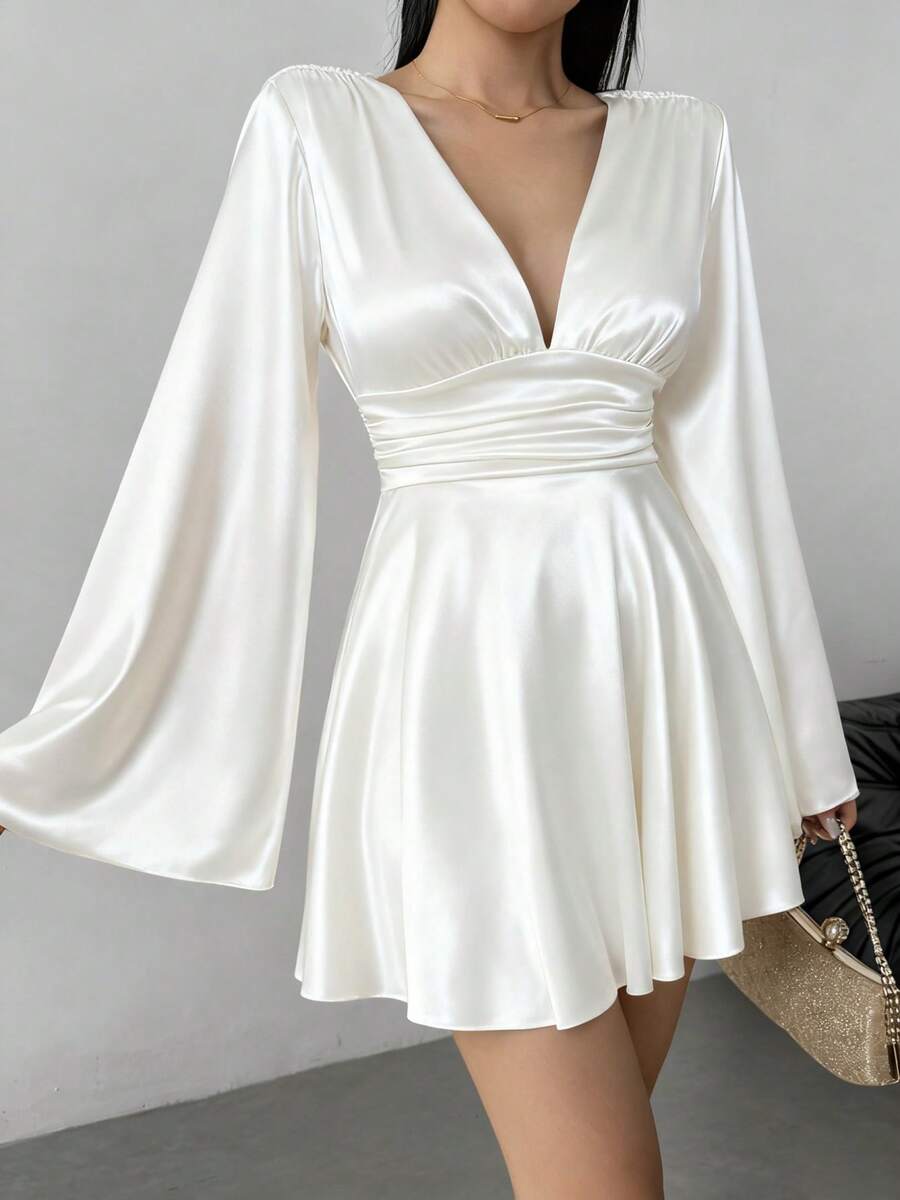 Elegantna Mini Haljina – Ruffles Twist Halter sa V-Izrezom