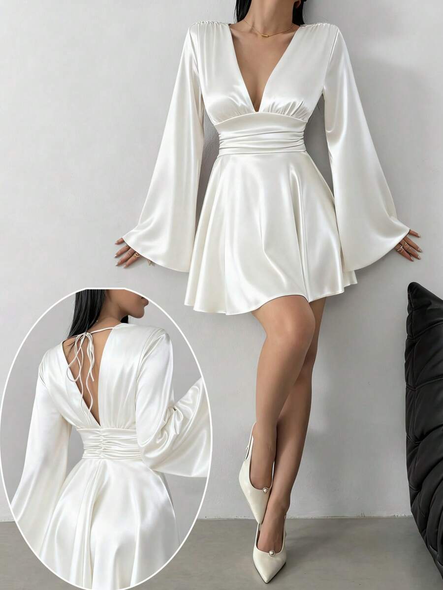 Elegantna Mini Haljina – Ruffles Twist Halter sa V-Izrezom