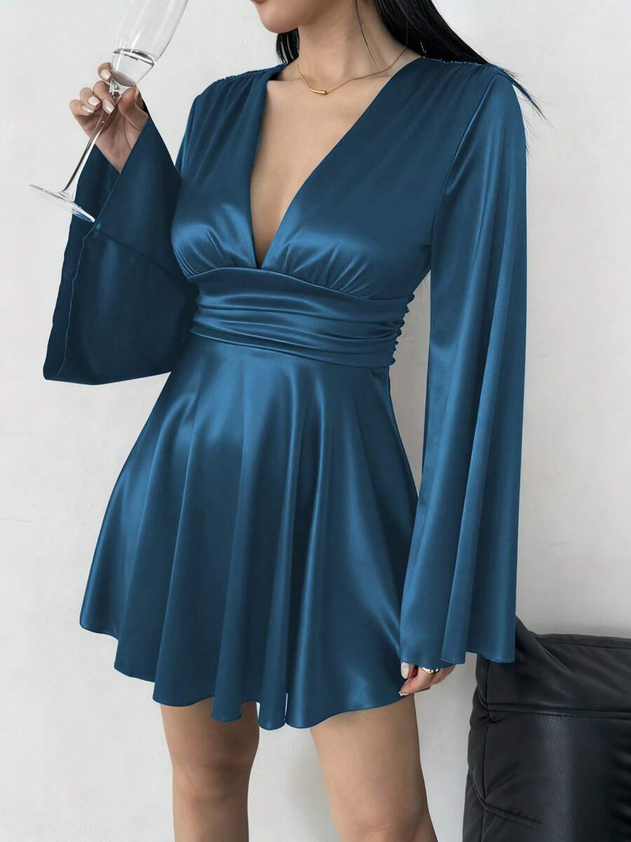 Elegantna Mini Haljina – Ruffles Twist Halter sa V-Izrezom