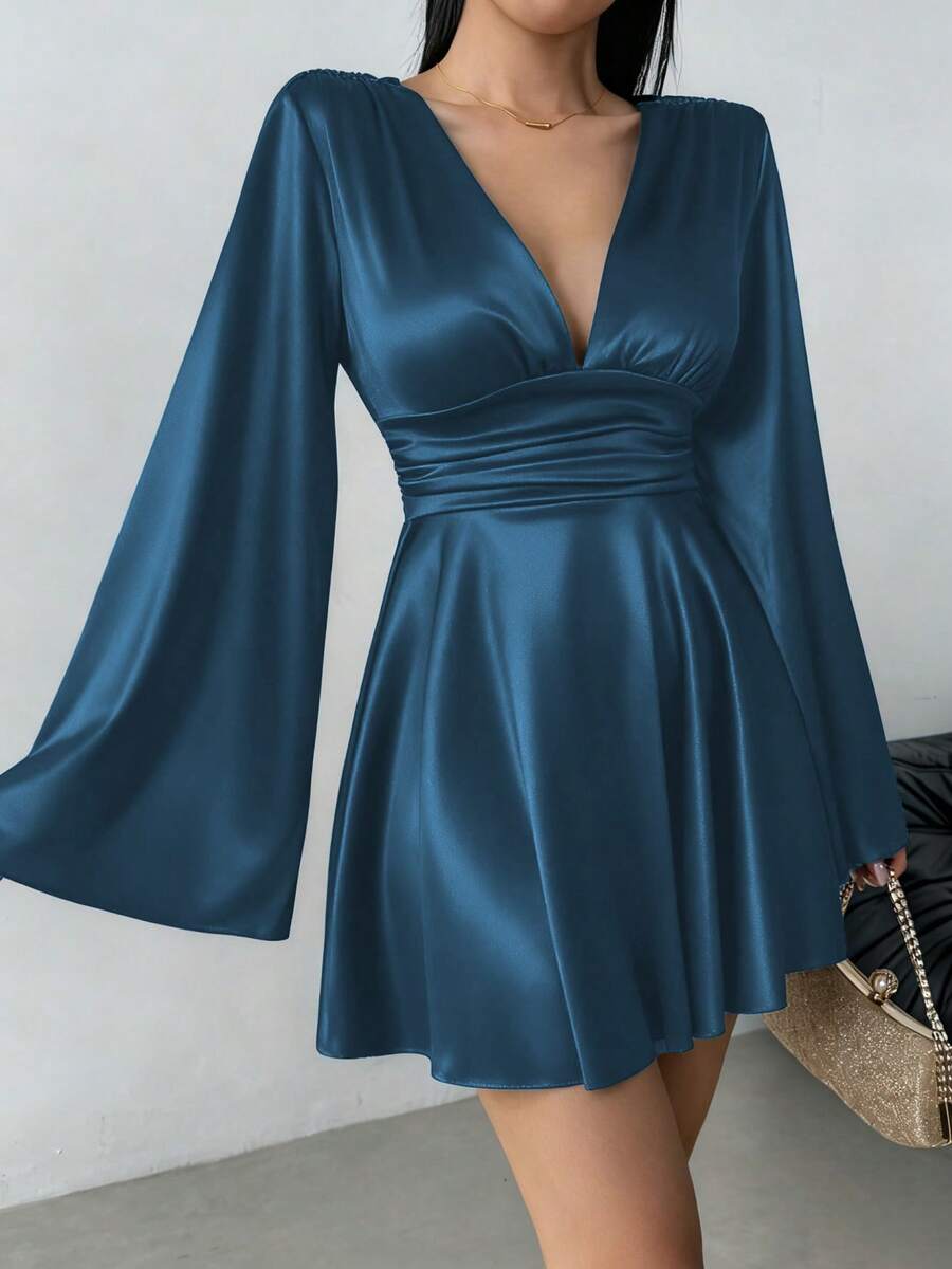 Elegantna Mini Haljina – Ruffles Twist Halter sa V-Izrezom