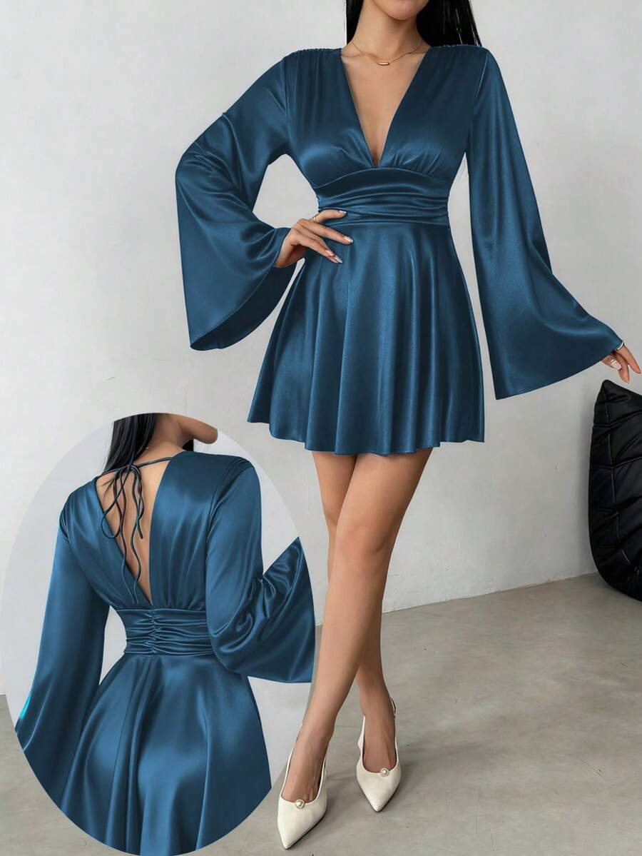 Elegantna Mini Haljina – Ruffles Twist Halter sa V-Izrezom