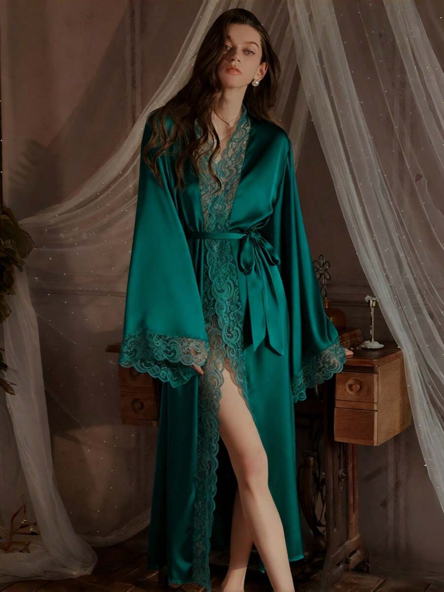 Elegantni satenski ogrtač  sa mekim čipkastim rubom