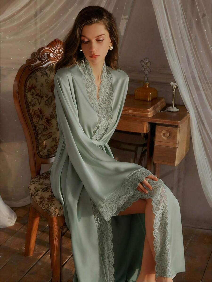 Elegantni satenski ogrtač  sa mekim čipkastim rubom
